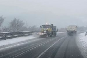 Ninsoare la munte. Intervenţii pe DN 17 cu utilaje cu lamă şi antiderapant