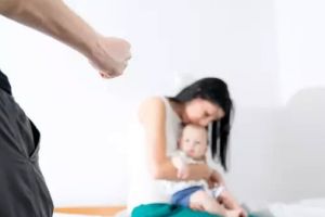 Scandal în judeţ: Un bărbat şi-a dat iubita afară din casă, dar nu a vrut să-i dea voie să plece cu bebeluşul. Ce au decis judecătorii