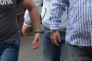 Răfuială în Bihor: Bărbat atacat cu furca, bâta şi un cuţit. Agresorii au fost arestaţi pentru tentativă de omor