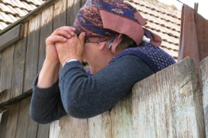 Conflict violent între vecini, în Satu Mare: O femeie de 71 de ani, agresată la poarta casei de vecinul beat