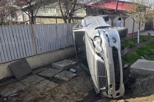 Bebeluş de 3 luni, rănit într-un accident rutier produs la Zărneşti