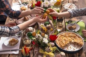 85% dintre români vor petrece Paştele acasă