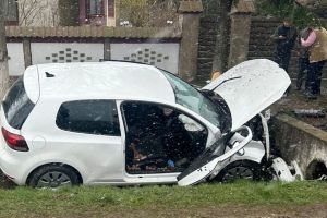 FOTO Accident pe un drum naţional din Botoşani. Un bărbat a lovit cu maşina un copac şi apoi un cap de pod