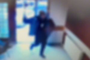 VIDEO În ce lume trăim! Un botoşănean a intrat cu toporul într-un local şi a ameninţat un bărbat