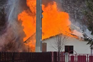 ULTIMA ORĂ Incendiu puternic la Milcovul. Două case şi anexe gospodăreşti afectate
