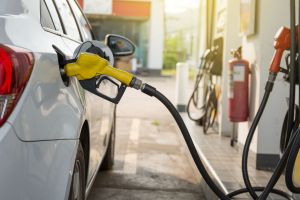 Preţul motorinei a coborât vineri aproape de 9,5 lei/l, după un vârf de 10,38 lei