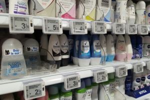 Cum se mai fura in Ploiesti: Un bărbat schimba etichetele produselor scumpe cu unele ieftine, pentru a pacali magazinele