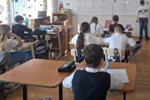 Concursurile şcolare declanşează competiţie naţională între părinţi. „Mămicile pun presiune pe copii, vor performanţă, iar apoi se laudă pe la vecini”