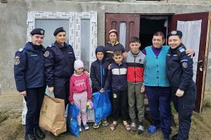 13 copii din Stăniseşti au primit iepuraşi de Paşte de la jandarmi