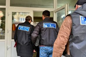 FOTO Magazin din judeţul Botoşani, închis de poliţişti. Alcool şi bani confiscaţi de oamenii legii în urma unor controale