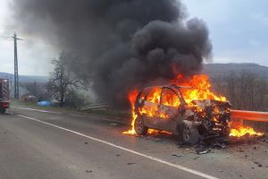FOTO O maşină a luat foc după un accident rutier! Două persoane au ajuns la spital