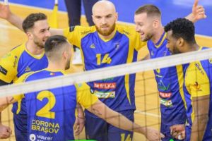 VOLEI MASCULIN: Corona Braşov, victorie dramatică împotriva celor de la Dinamo. Scorul la partide este 1-1 şi se joacă meci decisiv
