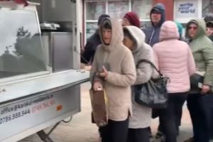 Coadă la produsele fermierilor din Botoşani, înainte de Paşte. Cât costă mielul la piaţa ”pe roţi”, direct de la stână