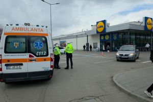 FOTO Accident în parcarea unui supermaket din Botoşani! O femeie a fost rănită