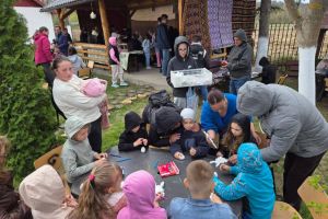 Bucurie şi tradiţie în Joia Mare, la Parohia Țicleni