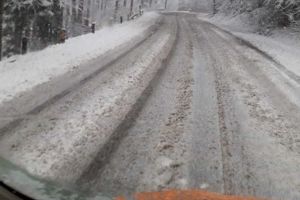 Noapte albă pentru drumarii braşoveni. Peste 30 de utilaje de deszăpezire au acţionat (VIDEO)