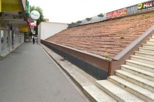 Verde pierdut: Peretele de verdeaţă al Pieţei Rogerius a devenit... maro