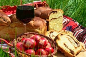 Cum se vopsesc ouăle de Paşte natural. Trucuri cu coji de ceapă, sfeclă sau varză roşie