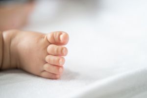 Descoperire socanta la Roma! Bebelus de numai cateva zile al unui roman, gasit printre gunoaie si droguri