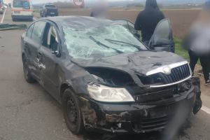 FOTO Două persoane au fost rănite după ce o maşină a intrat într-o căruţă