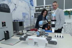 „Fabrică în miniatură”, la Universitatea din Oradea: o multinaţională a investit în amenajarea şi dotarea unui laborator pentru studenţi (FOTO)