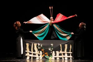 Teatrul Calutul de Mare Constanta aduce magia traditiilor la Harsova: Spectacolul Jocuri in ograda bunicilor poposeste pe scena Casei de Cultura 