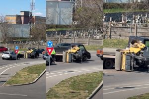 FOTO. Incident în trafic, în Satu Mare: Utilaj căzut în sensul giratoriu, la coborârea de pe Podul Transilvania