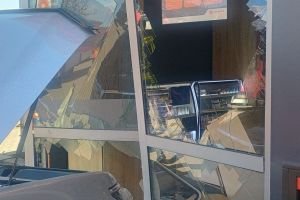 O maşină a intrat în clădirea unei staţii de carburanţi din Bistriţa