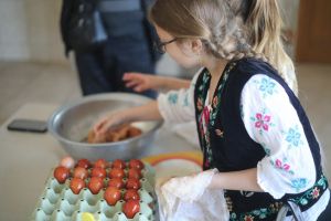 O mie de ouă roşii, vopsite în Vinerea Mare la Mănăstirea Timişeni, lângă Timişoara
