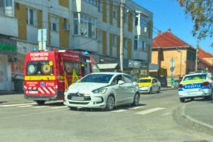 FOTO. Accident în Satu Mare: o femeie (76 ani) pe bicicletă, lovită de o maşină. Șoferul (68 ani) a fugit de la locul faptei