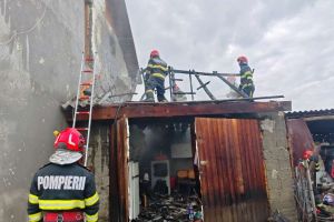 Incendiu la o casă din Popeşti! Pompierii au intervenit cu mai multe echipaje