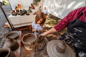 Lumi create din lut – a IV-a ediţie a Sărbătorii Meşteşugurilor Ardeleneşti la Târgu Mureş