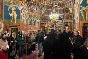 FOTO Zi de doliu pentru creştinii ortodocşi. Botoşănenii s-au adunat în jurul bisericilor şi a mănăstirilor şi au cântat Prohodul Domnului