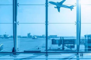 Alerta falsa cu bomba la Aeroportul Chisinau. Activitatea reluata dupa evacuarea pasagerilor