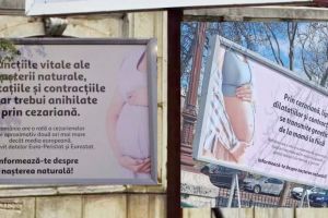 O senatoare USR cere eliminarea de urgenţă a unor panouri controversate despre naştere, apărute în Bucureşti