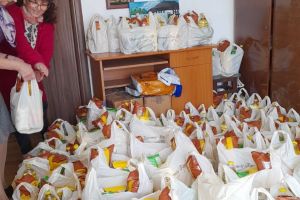 Lecţie de omenie la Râmnic! Femeile ortodoxe aduc lumină în casele nevoiaşilor: 150 de pachete pentru cei uitaţi de soartă, înainte de Înviere