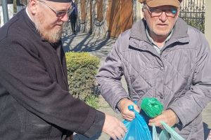 Daruri de Sfintele Paşti oferite de Protoieria Râmnicu Vâlcea persoanelor nevoiaşe din proiectul Masa pe roţi