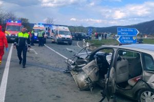 FOTO Accident cumplit pe DN 66, cu două zile înainte de Paşte! Un bărbat a murit şi patru au fost răniţi