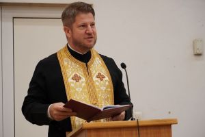 Protopopul Marius Pintican: La Paşti, noi sărbătorim o biruinţă asupra întunericului