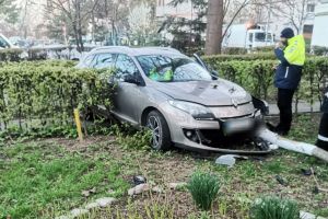 FOTO Accident, astăzi, la Botoşani. Un bărbat a ajuns cu maşina într-un gard şi un stâlp