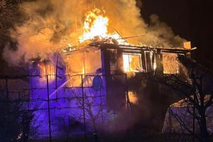 Incendiu violent, intervenţie susţinută a pompierilor şi voluntarilor