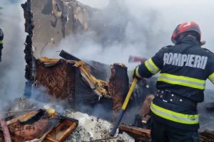 Incendiu la o casă din Bilieşti! Proprietarul a fost transportat la spital!