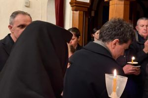 FOTO: Presedintele Nicusor Dan, la slujba din Vinerea Mare oficiata la Manastirea Cornu, judetul Prahova