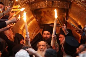Sfânta Lumină va fi adusă în România, sâmbătă seara, de la Ierusalim