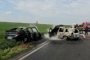 Grav accident rutier in Sambata Mare! Un autoturism, cuprins de flacari dupa impact