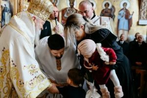 Rolul familiei, evidenţiat în Pastorala de Paşti a IPS Andrei: Tata, mama şi bunica ne ajută să devenim ceea ce suntem