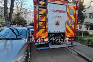 FOTO+VIDEO: Pompierii au reusit cu greu sa ajunga la incendiul de pe Aleea Topolog din cauza masinilor parcate si a drumului ingust