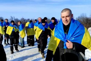 Schimb de prizonieri între Rusia şi Ucraina. Câte 175 de soldaţi s-au întors în ţările de origine