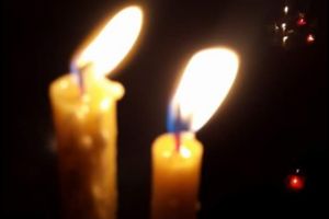 Lumânările şi candelele, între simbol spiritual şi responsabilitate. Reguli esenţiale pentru prevenirea incendiilor