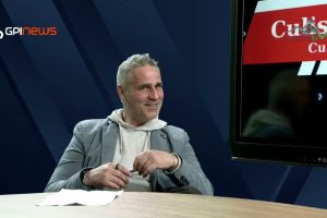 Clasă de excelenţă în dezbateri la Braşov: Profesorul Dan Zamfir coordonează performanţa elevilor de la Centrul Judeţean de Excelenţă